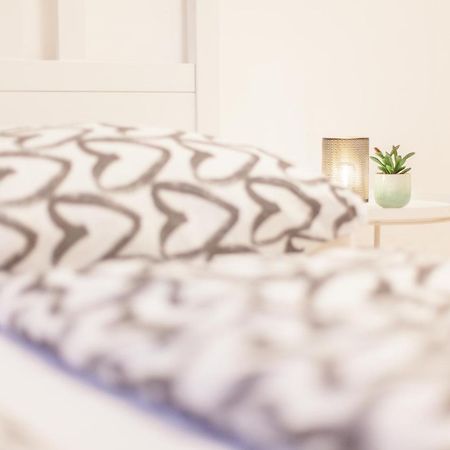 Tm Aparts Dortmund Ngoại thất bức ảnh A bed with a throw