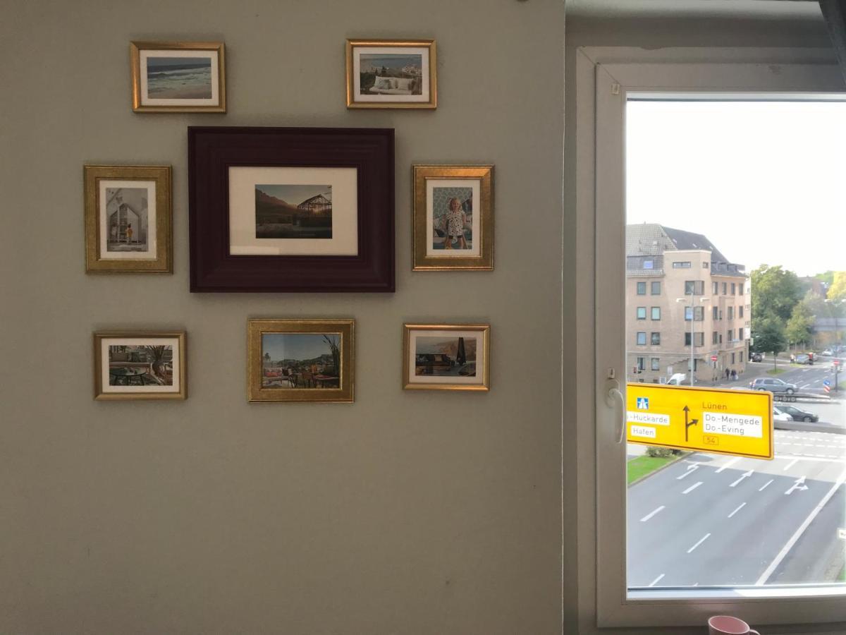 Tm Aparts Dortmund Ngoại thất bức ảnh A window with a yellow sticker