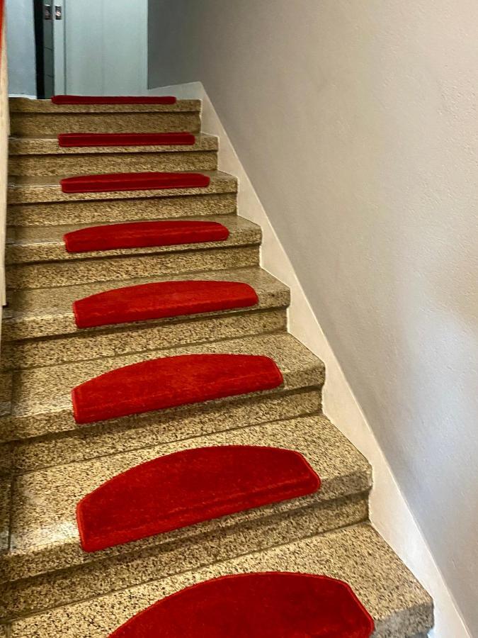 Tm Aparts Dortmund Ngoại thất bức ảnh Carpet on a staircase