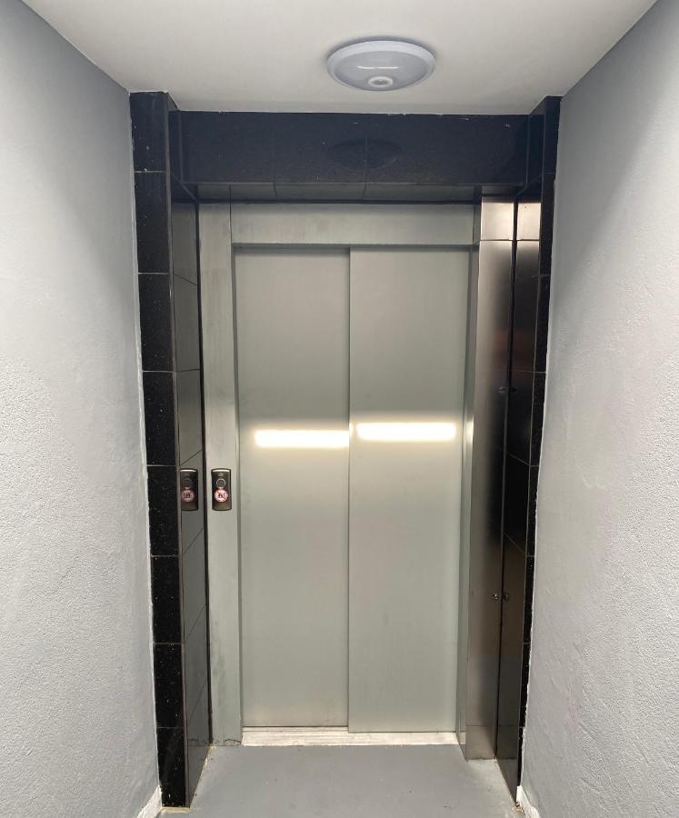 Tm Aparts Dortmund Ngoại thất bức ảnh A typical elevator door