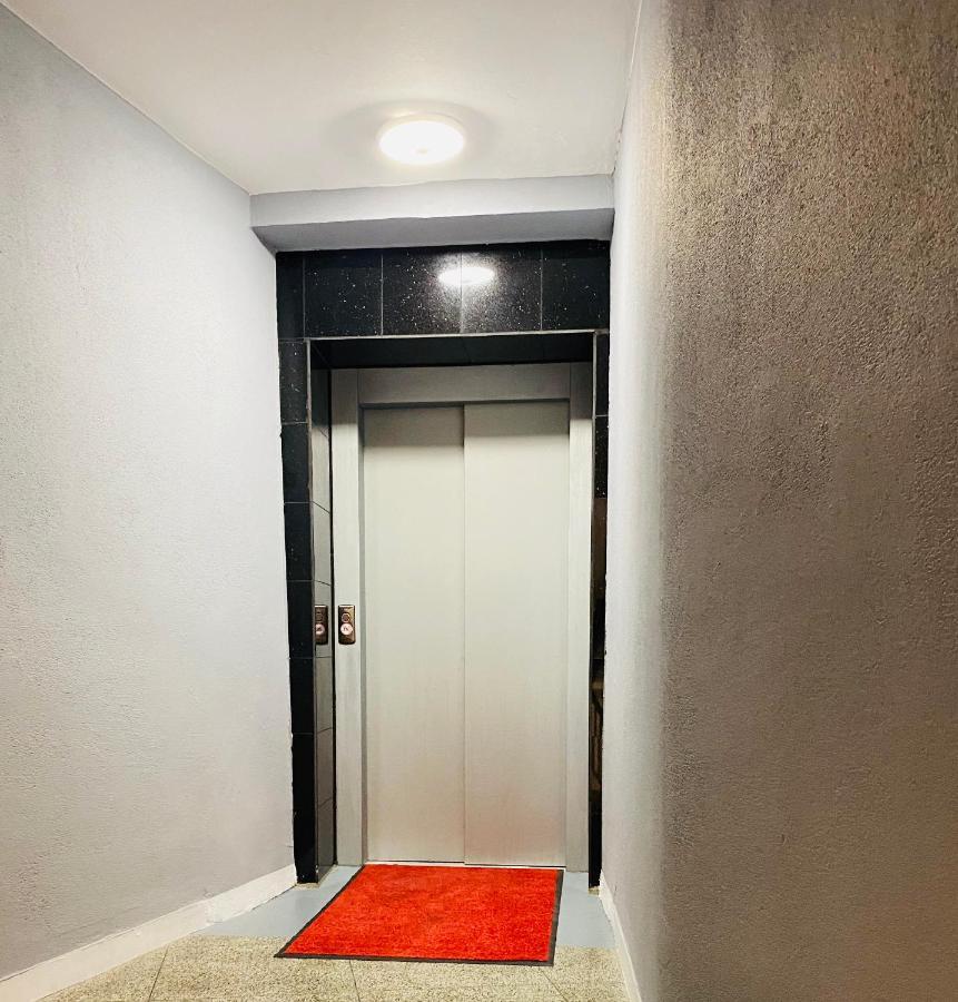 Tm Aparts Dortmund Ngoại thất bức ảnh A typical elevator in a residential building