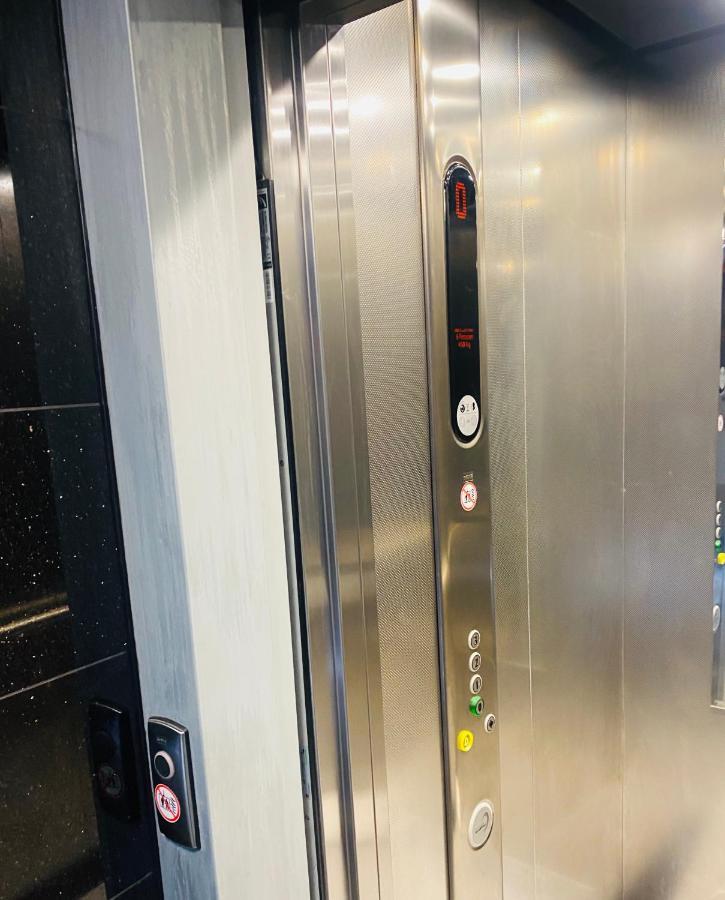 Tm Aparts Dortmund Ngoại thất bức ảnh A typical elevator