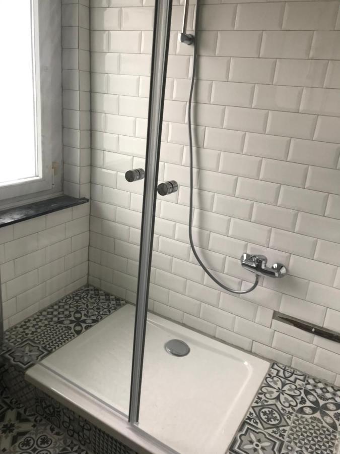 Tm Aparts Dortmund Ngoại thất bức ảnh A shower