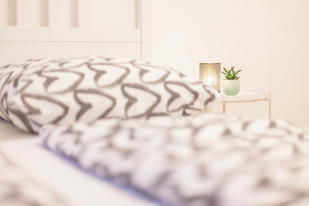 Tm Aparts Dortmund Ngoại thất bức ảnh A bed with a throw